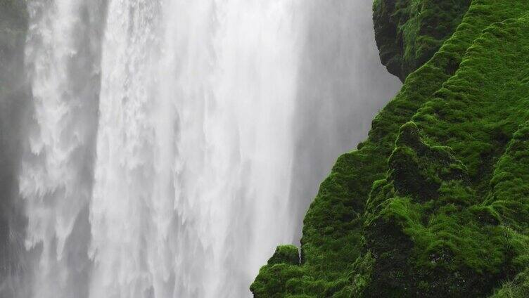 瀑布。强大而美丽的冰岛瀑布Skógafoss