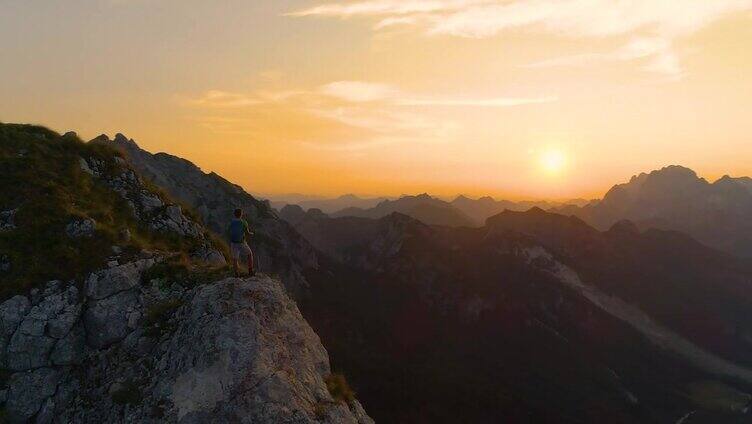 令人惊叹的日落照亮阿尔卑斯山