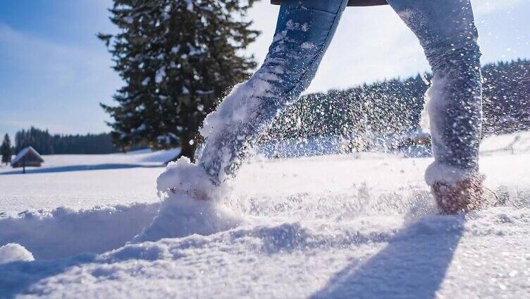 脚上绑着雪鞋在刚落下的粉末雪地上徒步旅行