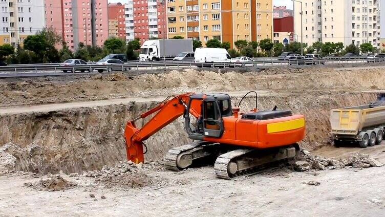 挖掘机在道路上工作