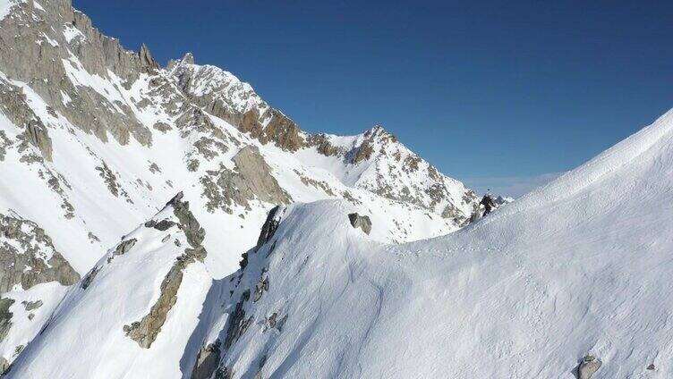 男性登山者攀登陡峭的雪山