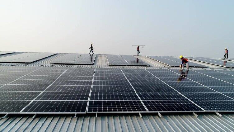 工人们正在安装太阳能电池板。