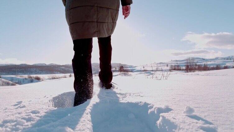 SLO MO女人在雪地里穿雪鞋