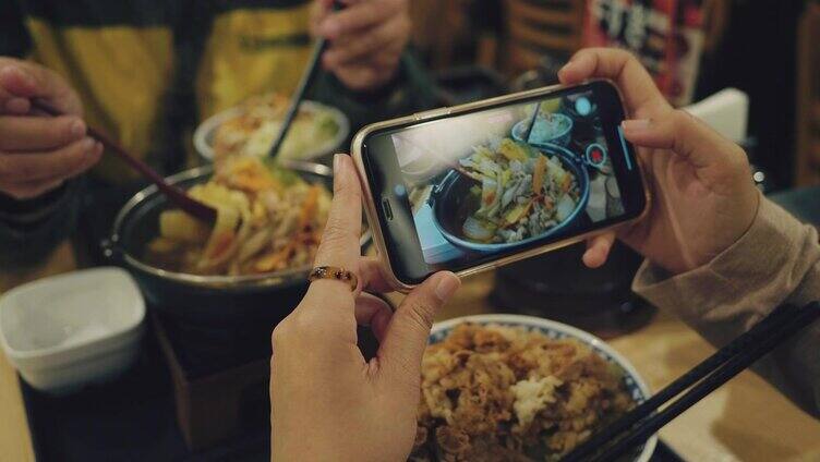 朋友们在夜市拍摄当地的食物