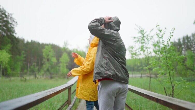 雨天户外徒步旅行者