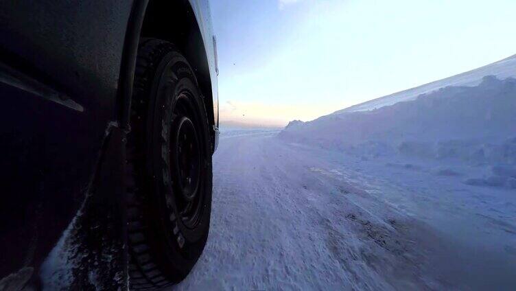 下雪的冬季道路驾驶