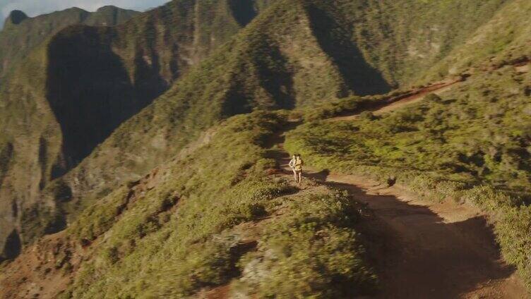 在山里探险的小道跑步者