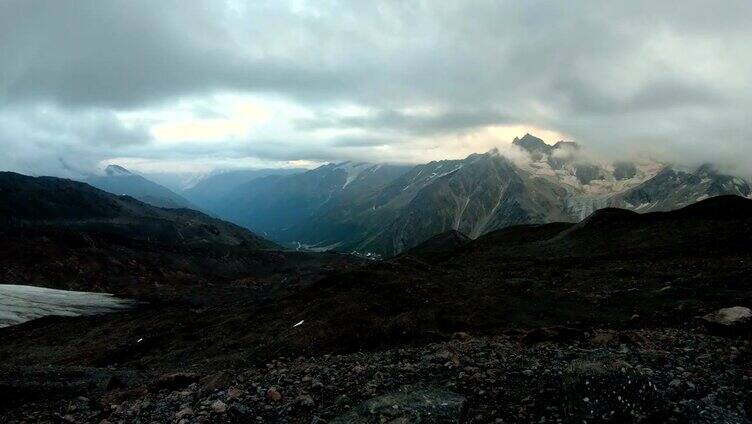 在北高加索地区的厄尔布鲁士山脉，傍晚的时间在下雨之前