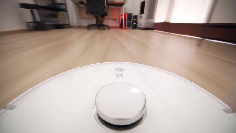 智能机器人吸尘器与激光雷达在家里
