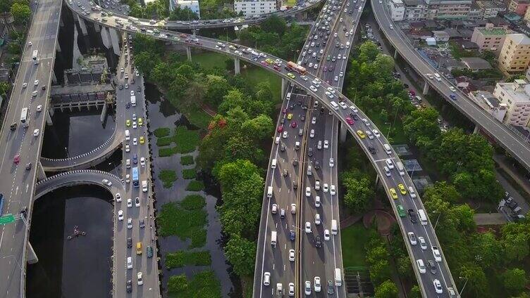 高速公路在高峰时间的空中上下视图。