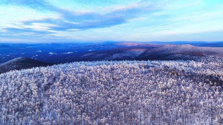 夕阳下的大兴安岭林海雪原