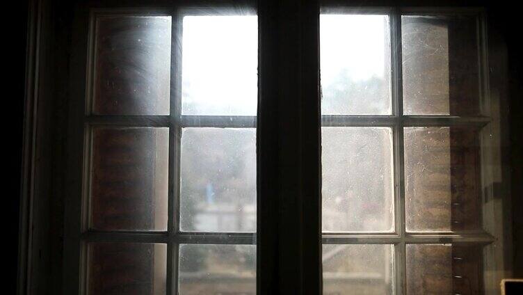 废弃房子里的旧窗户