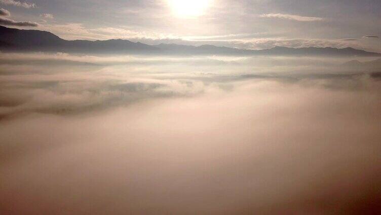 空中拍摄的薄雾对山区森林日出时间