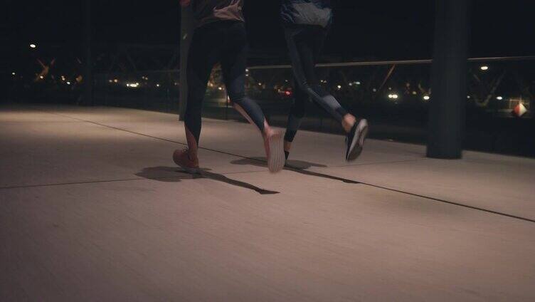 情侣在高架人行道上慢跑的低段