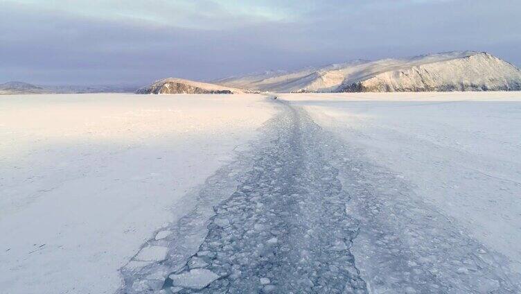 美丽的冬季景观与白雪覆盖的贝加尔湖表面。