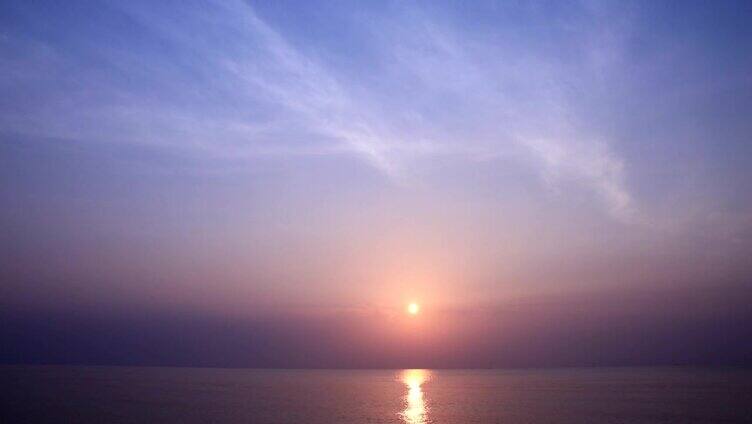 海面上的日落。