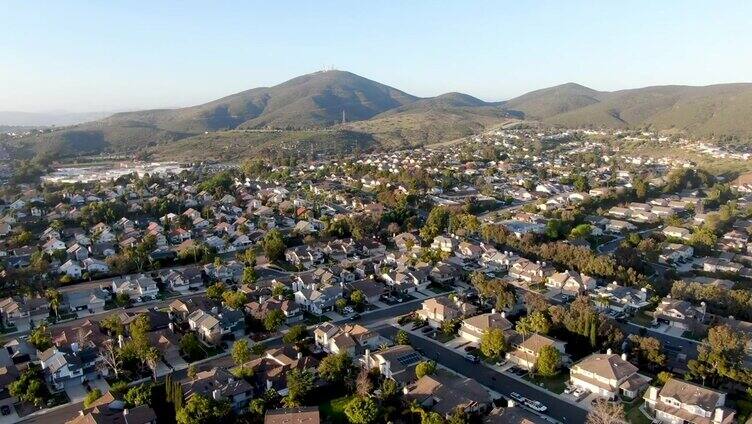 住宅现代小区住宅社区的鸟瞰图，南加州
