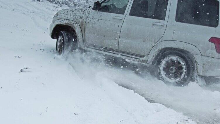 汽车在雪地里打滑。