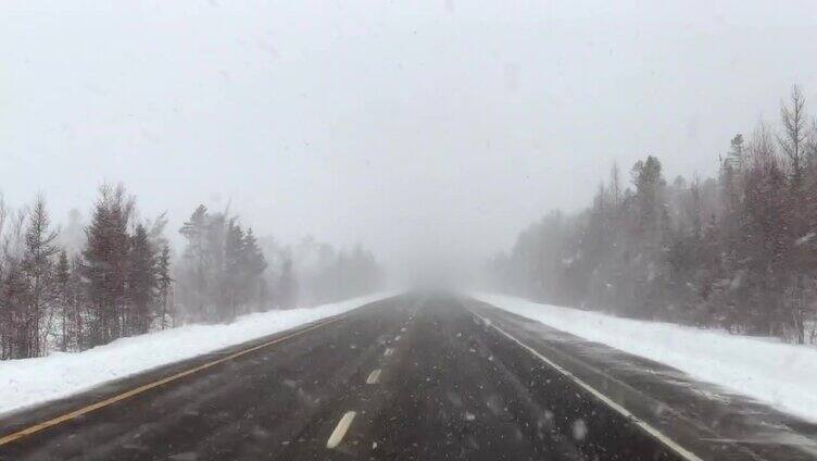 暴风雪期间在高速公路上开车