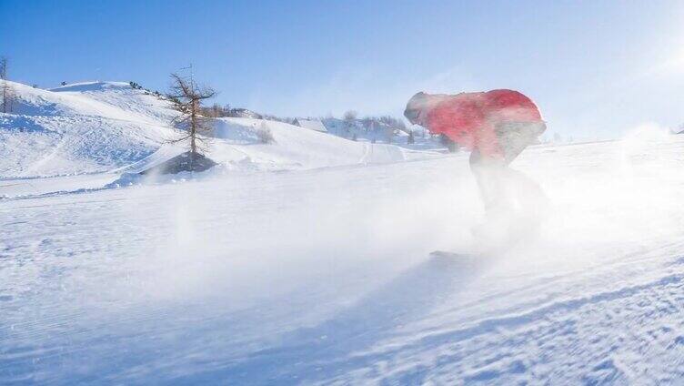 滑雪运动员在斜坡上滑行时很好玩