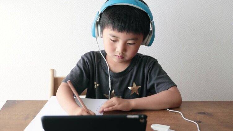 男孩在家上电子学习课程