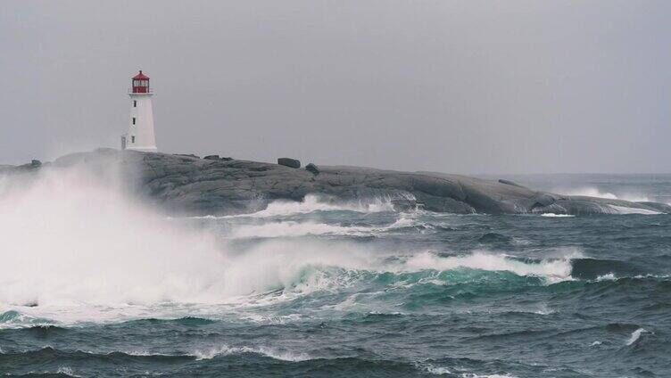 东北风在灯塔掀起的海浪