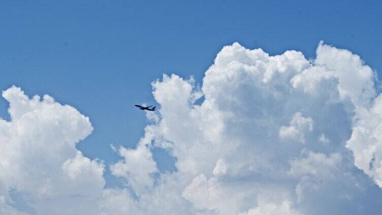 飞机飞过白云背景的蓝天4k