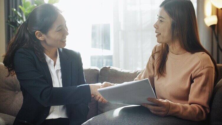 财务顾问女商人在家里和她的客户聊天