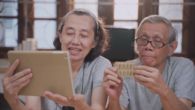 在远程医疗预约中使用数字平板电脑与女医生进行远程医疗交流的亚洲老年家庭