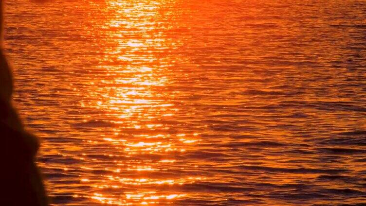 夕阳在海水中倒映