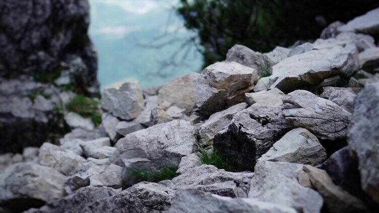 在阳光的近景，浅灰色的石头躺在山上