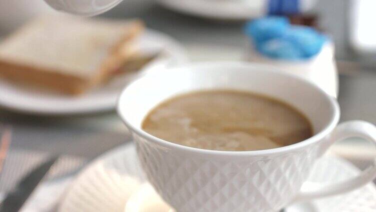 慢动作将牛奶倒入一杯浓缩咖啡中