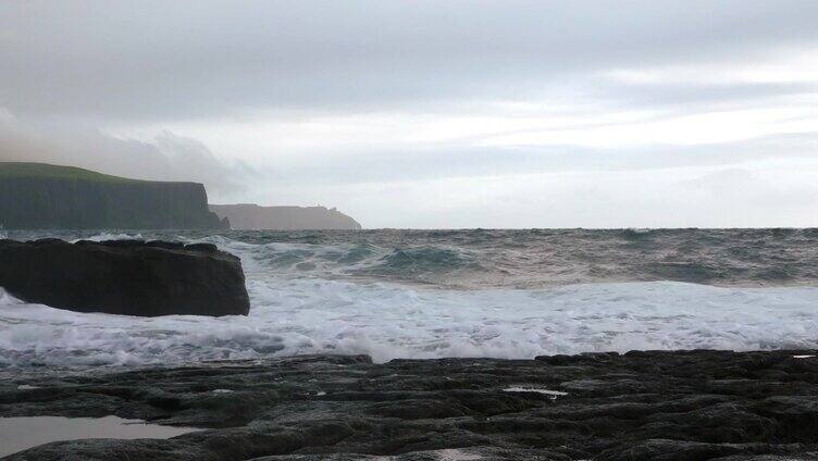 杜林海岸线和莫赫悬崖在暴风雨天气