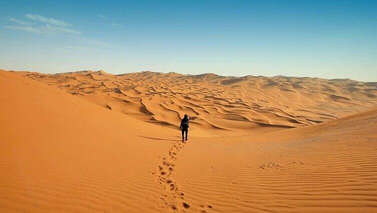 男游客走在沙漠上