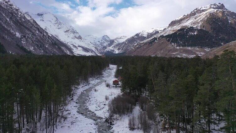 飞越彻吉特山谷冬季的山河