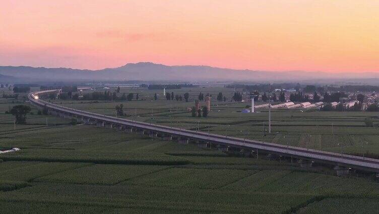 航拍夕阳下高铁飞驰田野 和谐号 复兴号