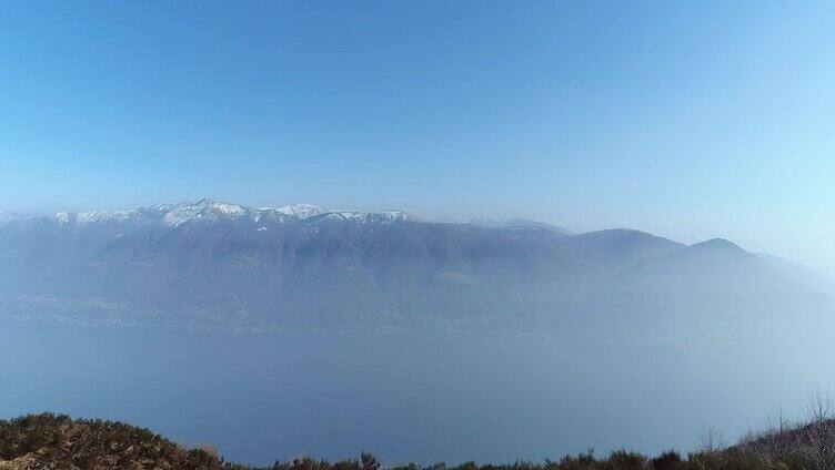 徒步旅行者在山顶看地图