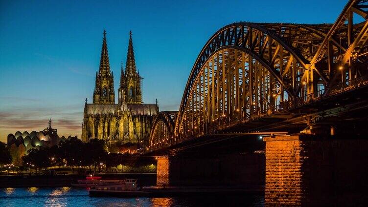 科隆城市的天际线和晚上的科隆城，德国科隆