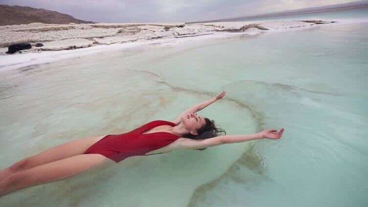 在死海的水面上漂浮的女人