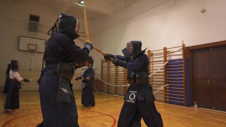 武术学生，使用博kuto而拳击，在他们的剑道训练