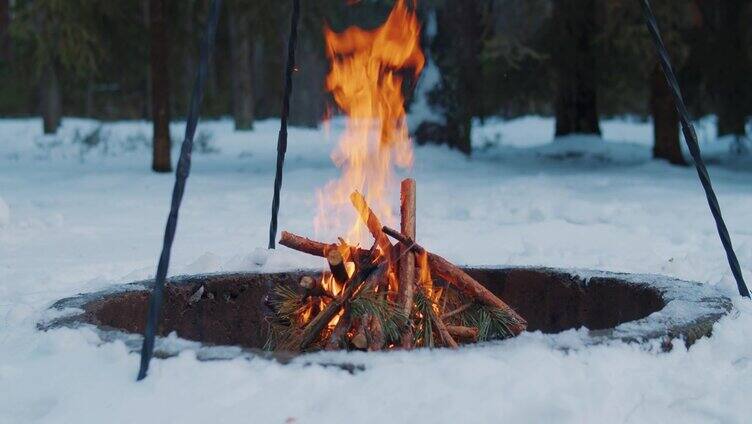 冬季森林里篝火的慢镜头