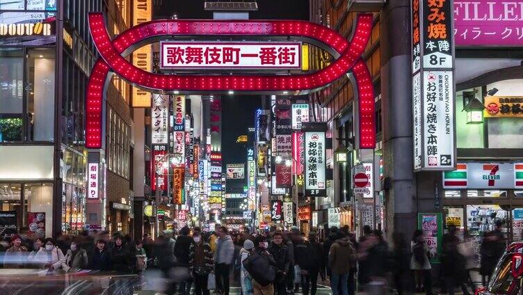 4K日本东京新宿，歌舞伎町夜晚的一段时间，人群不明，行人行走在马路上，车水马龙。日本霓虹街文化与购物概念