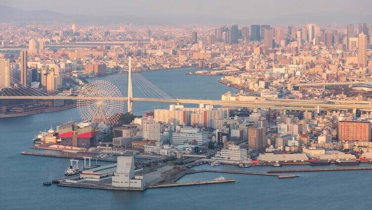 大阪时光流逝;鸟瞰图夜景大阪城市天际线摩天轮地标，城市的生活概念