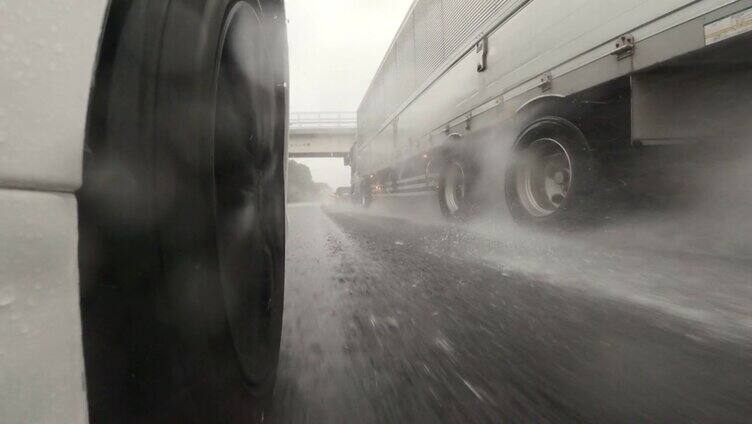 下雨天行驶在高速公路上