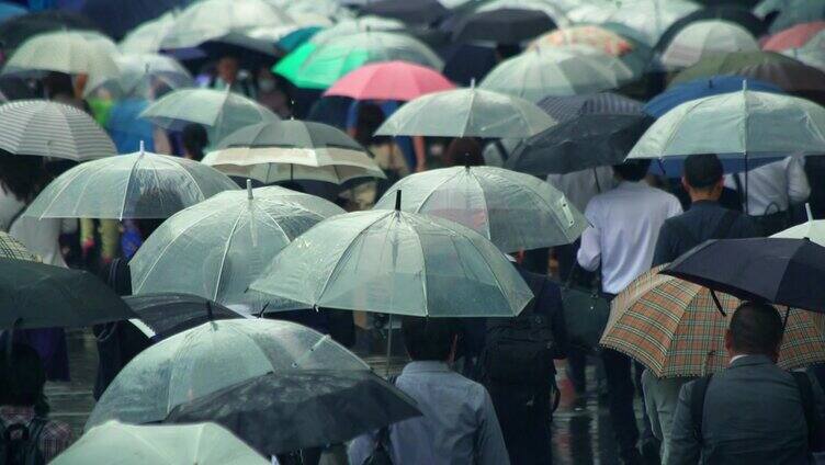 一个日本商人在雨天早上带着伞去上班