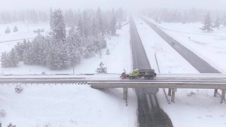 报道:在华盛顿的一场暴风雪中，扫雪机正在清理高速公路立交桥