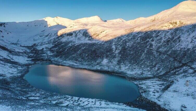 朝阳刚刚照亮了雪山，湖面躺在雪山的怀抱里