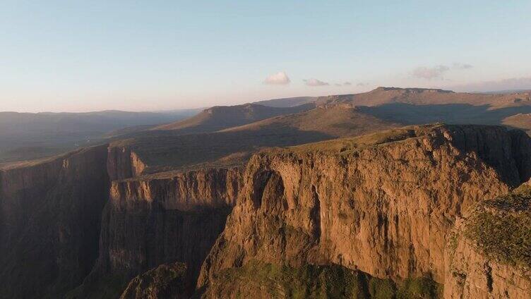 航拍夕阳下的大山