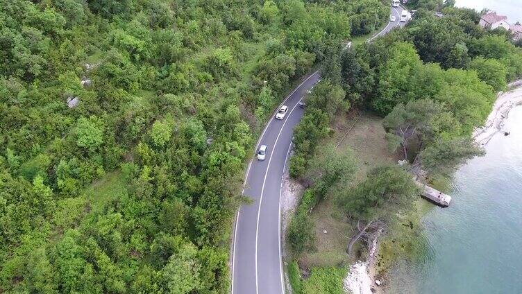 车辆沿着道路行驶