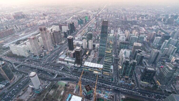 鸟瞰图北京地标，摩天大楼与交通流量在日出，中国。